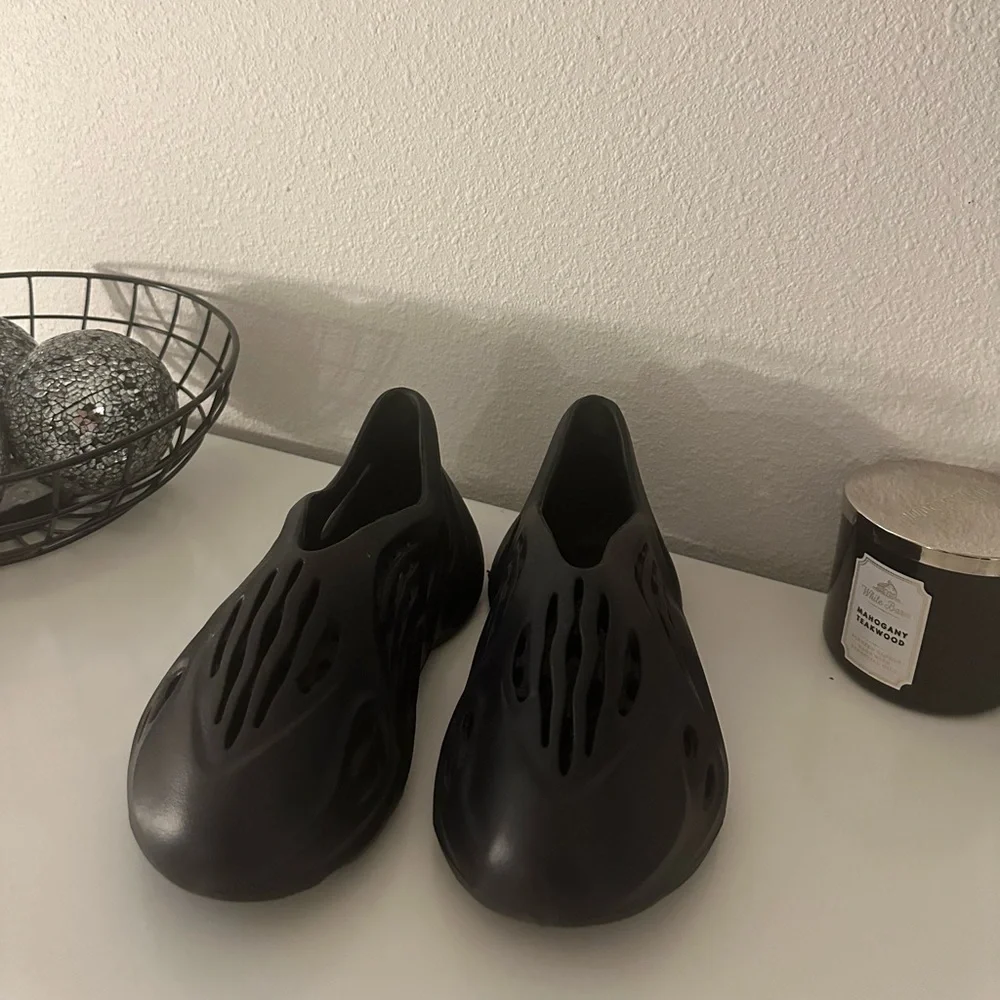 yeezy black foam runners - Picture 2 of 3